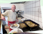 Tobias Schuler beim Anrichten der Schlachtplatte